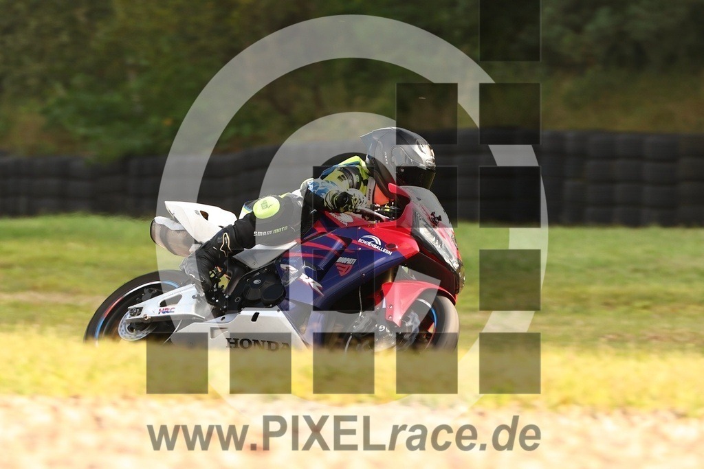 0092-20250909_15281 | Schöne Erinnerungen an spannende Momente - das festzuhalten ist unser Job. PIXELrace.de ist seit 2003 auf den Rennstrecken Europas unterwegs um die Action draußen beim Fahren und die wunderbare Stimmung imm Fahrerlager für euch einzufangen.