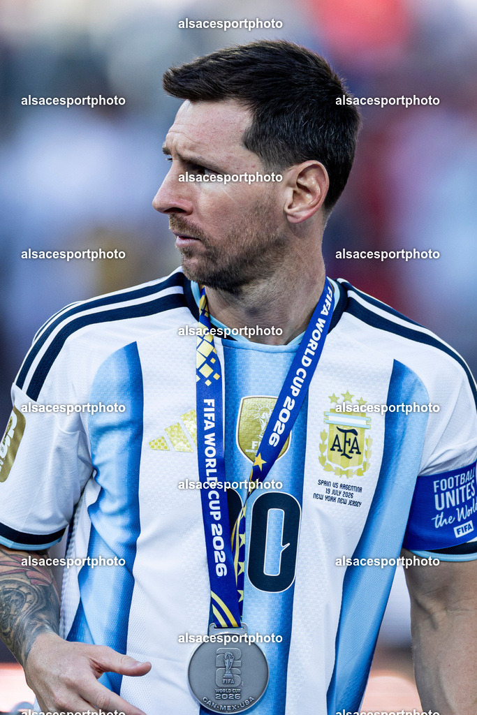 FOOTBALL : Argentine vs Espagne – Finale de la Coupe du Monde FIFA 2026. New York New Jersey Stadium, East Rutherford, New Jersey, États-Unis. 19/07/2026. | Lionel Messi reçoit sa médaille  lors de la cérémonie de remise des récompenses organisée après la finale de la Coupe du Monde de la FIFA 2026 entre l'Argentine et l'Espagne au New York New Jersey Stadium, à East Rutherford (New Jersey), le 19 juillet 2026, aux États-Unis.