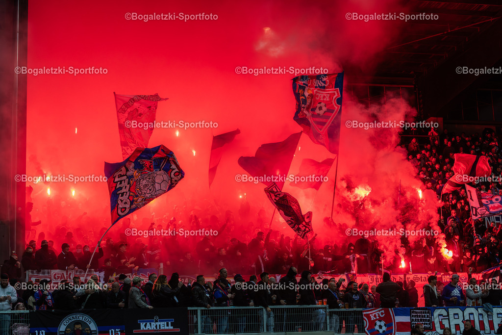 Pyroshow | 15.10.2025, Fußball, Niederrheinpokal, 3.Runde, KFC Uerdingen - MSV Duisburg: Pyroshow der KFC Fans zu Spielbeginn - Realisiert mit Pictrs.com