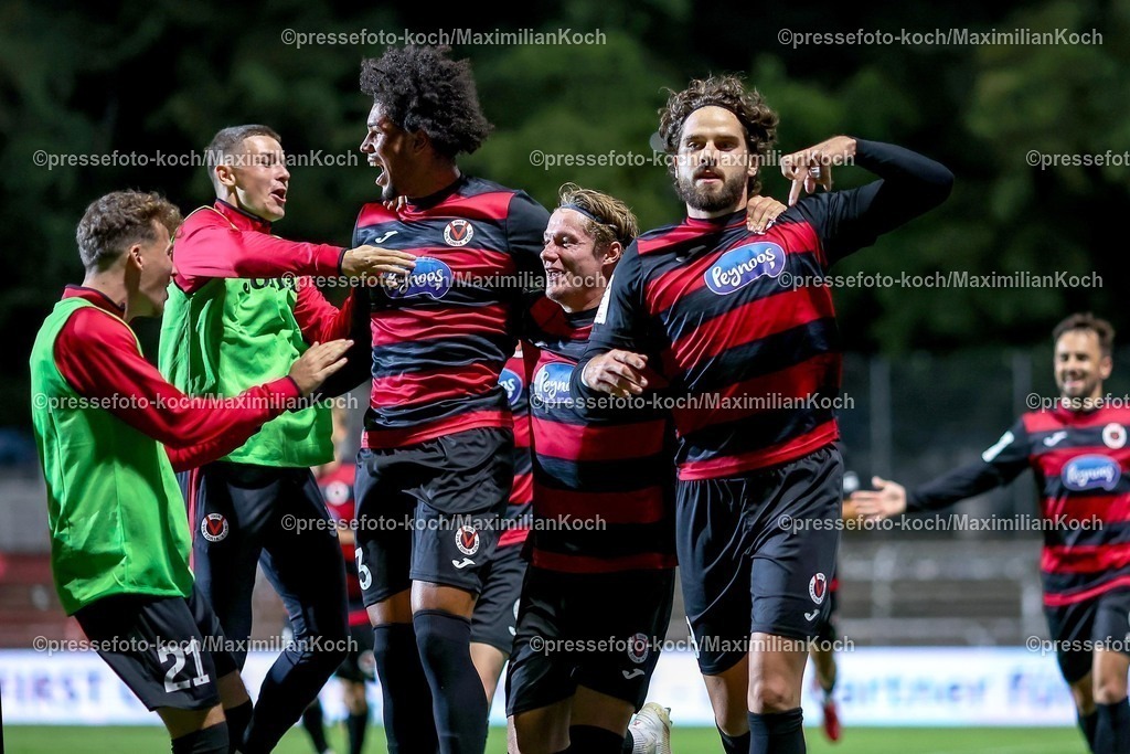 FCVK16092501196 | 16.09.2025, Fußball, FC Viktoria Köln – TSG 1899 Hoffenheim II, 3.Liga, Sportpark Höhenberg, Saison 2025 2026: Torjubel nach dem Tor zum 2:1 Elfmeter durch Torschütze Lex-Tyger Lobinger&nbsp;(Viktoria Koeln #09)  zusammen mit  Tobias Eisenhuth&nbsp;(Viktoria Koeln #06) und Benjamin Zank&nbsp;(Viktoria Koeln #23) DFB regulations prohibit any use of photographs as image sequences and or quasi-video.