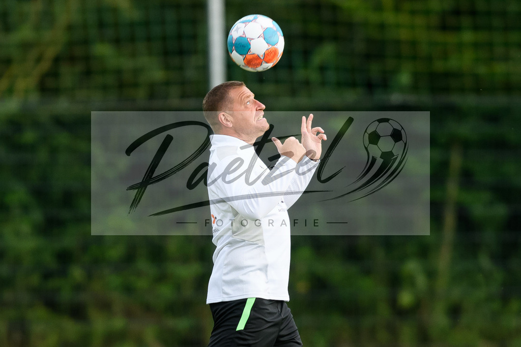 TRABMG20210719_135 | Fussball, Herren: Sportdirektor Max Eberl (Borussia Moenchengladbach) in Aktion, am Ball, Einzelaktion beim Training von Borussia Moenchengladbach waehrend des Trainingslagers auf dem Trainingsplatz am Hotel Klosterpforte am 19.07.2021 in Harsewinkel, Deutschland. - Realisiert mit Pictrs.com