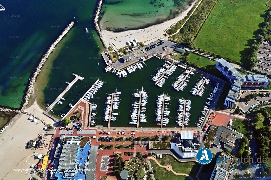 Luftbild Ostsee Resort Damp - Der Yachthafen Damp ist Teil des Ostsee-Resorts Dampland | Der Yachthafen Damp ist Teil des Ostsee-Resorts Dampland und bietet Bootsanlegestellen sowie Serviceleistungen für Segler und Yachtbesitzer. Neben dem Hafen können Gäste im angrenzenden Resort aus einem Hotel, Ferienhäusern und verschiedenen Freizeitangeboten wie Kubbsala und Bowling wählen. 