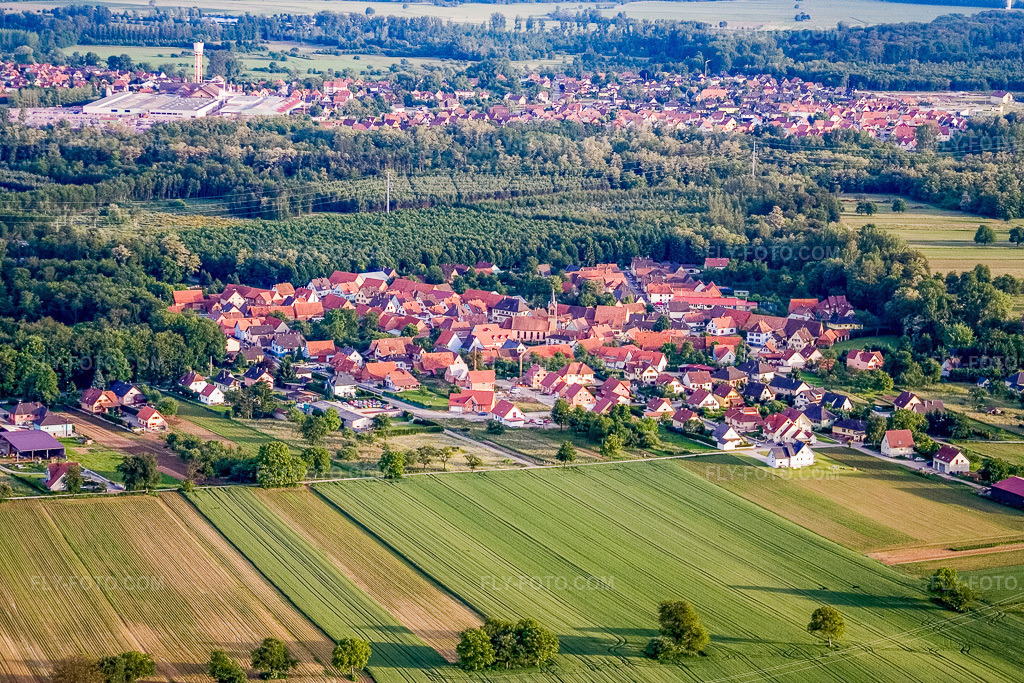 Aerial view: View of the town from the north in Schaffhouse-près-Seltz in the state Bas-Rhin, France. – Photo: IMG_2401.jpg taken on 06/04/2006 by Werner Riehm/FLY-FOTO.com – Resolution of the original: 3456 x 2304 px