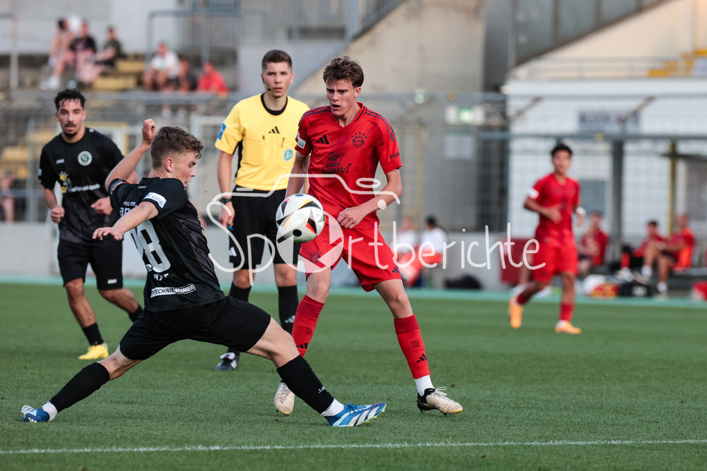FC Bayern Amateure - SpVgg Ansbach | im Duell Jonathan Asp JENSEN (FCB #11) und Nico HAYER (Ansbach #28) / Zweikampf