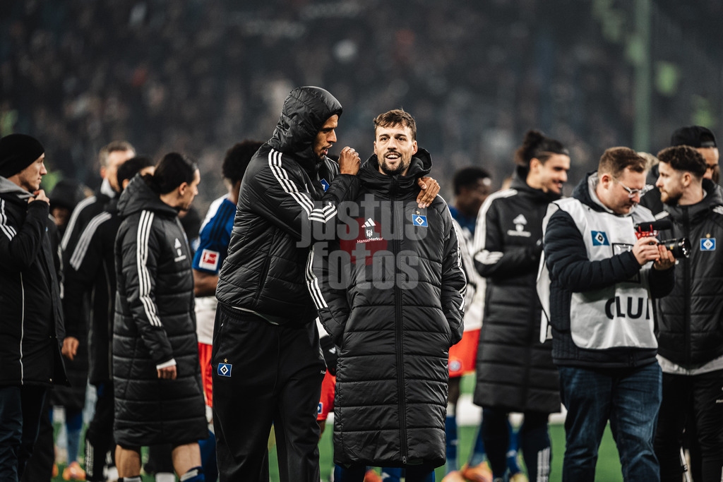 Fußball | Männer | Saison 2025/2026 | 1. Fußball-Bundesliga | 15. Spieltag | Hamburger SV vs. Eintracht Frankfurt | 20.12.2025 | v.l. Robert Glatzel (#9, HSV) und Jonas Meffert (#23, HSV) im Gespräch nach dem Abpfiff