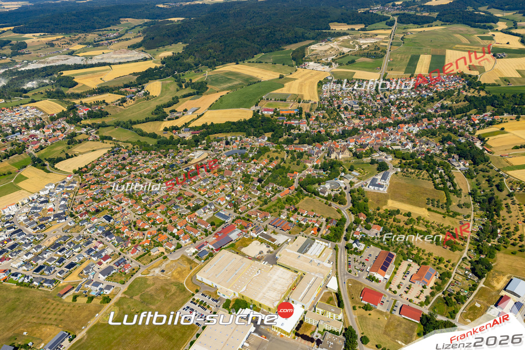 Aktuelles Luftbild von  Obersontheim - Die Luftaufnahme wurde 2022 mittels UL-Flugzeug erstellt ( keine Drohne ) - hochauflösende Kamera-Systeme von  Canon -Beste Qualität - Für grossformatige Ausdrucke geeignet. Die Geschenkidee !