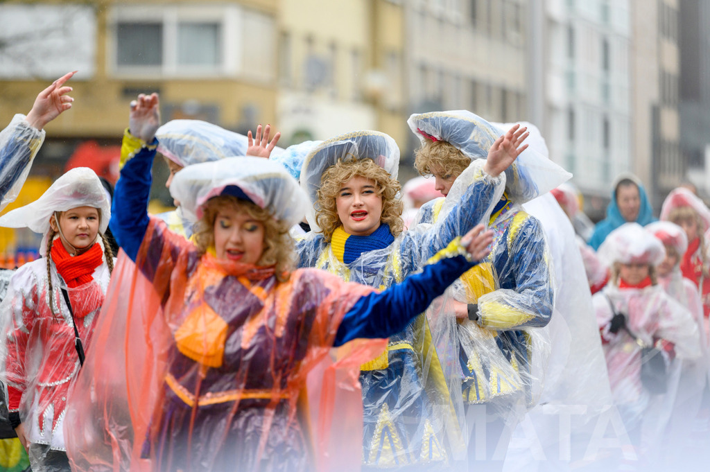 _DWA2390 | Trotz Nieselregen schlängelte sich der „Gaudiwurm“ am Sonntag durch die Nürnberger Innenstadt an tausenden Faschingsfans vorbei.  Nürnberg, 11.02.2024 - Realisiert mit Pictrs.com