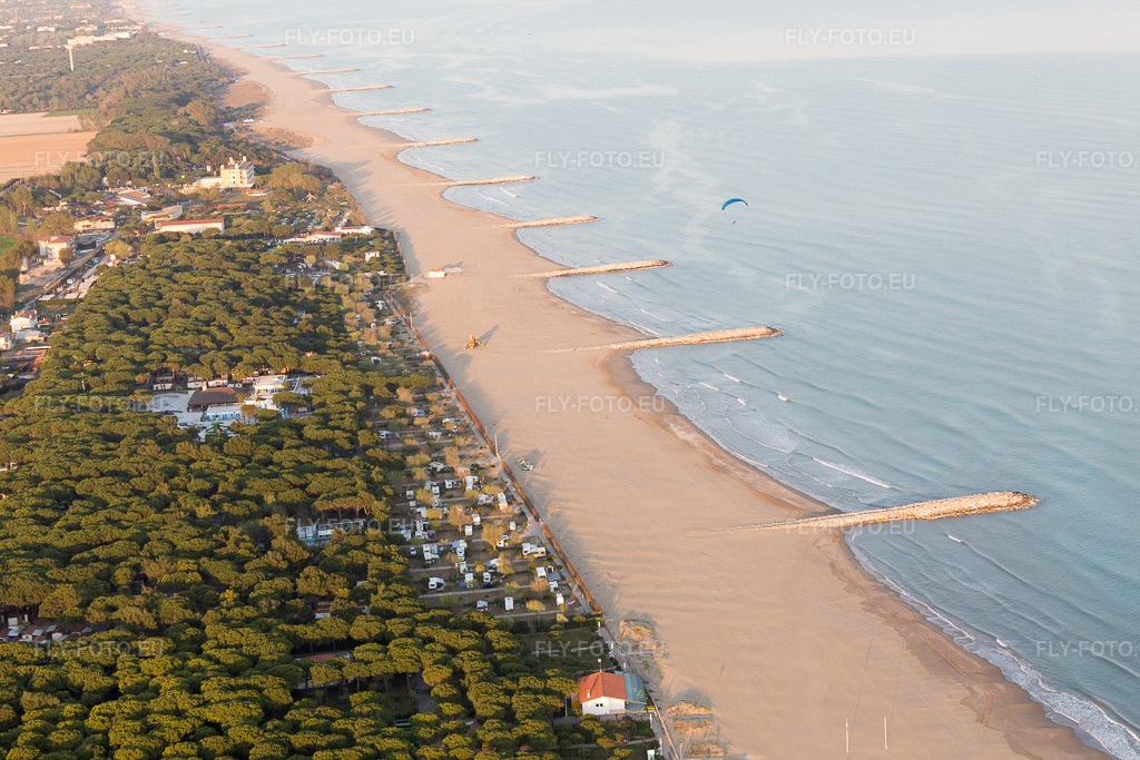 Vue aérienne: Vue de la ville à Ca' Pasquali dans le département Vénétie, Italie. Photo: IMG_098297.jpg prise le 03/04/2017 par Werner Riehm/FLY-FOTO.eu – Résolution de l'original: 5472 x 3648 px