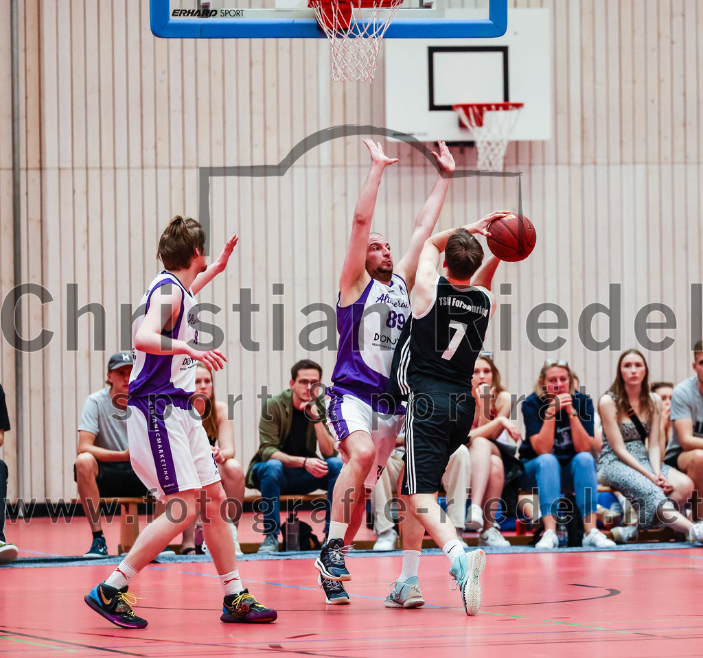 2022-05-15_054_SpVgg_Altenerding_gegen_TSV_Muenchen-Forstenried | Erding, Deutschland, 15.05.2022:
Basketball, Bezirksliga 2021 / 2022, Play-Offs, SpVgg Altenerding gegen TSV München-Forstenried, Endergebnis: 55:57

Kristof Vadasz (SpVgg Altenerding, #8), Krsto Milivojevic (SpVgg Altenerding, #89), Christian Lippach (TSV München-Forstenried, #7)

Foto: Christian Riedel / fotografie-riedel.net