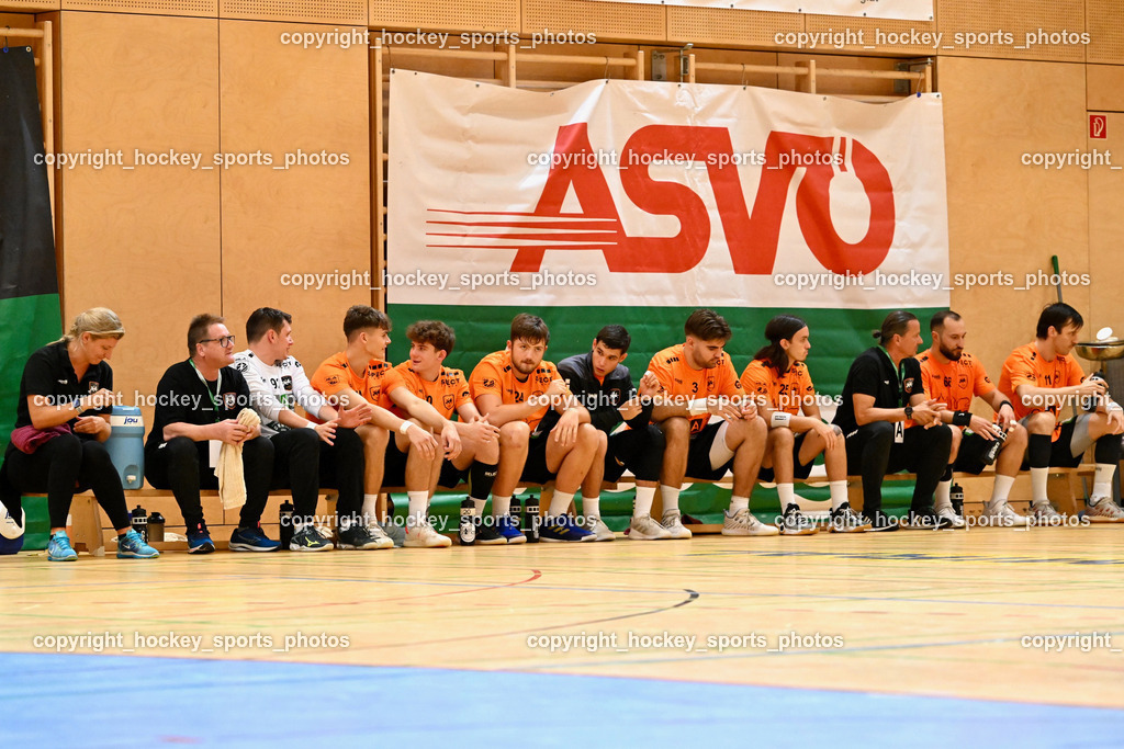 SC Ferlach vs. HSG Holding Graz 23.9.2023 | Spielerbank HSG Holding Graz, Betreuerin HSG Holding Graz, Lanegger Bettina, Assistentcoach HSG Holding Graz Zimmermann Hermann, Betreuer HSG Holding Graz Ruzicka, Wolfgang, SC Ferlach vs. HSG Holding Graz 23.9.2023, SC Ferlach vs. HSG Holding Graz am 23.09.2023 in Bleiburg (Ballspielhalle Ferlach), Austria, (Photo by Bernd Stefan)