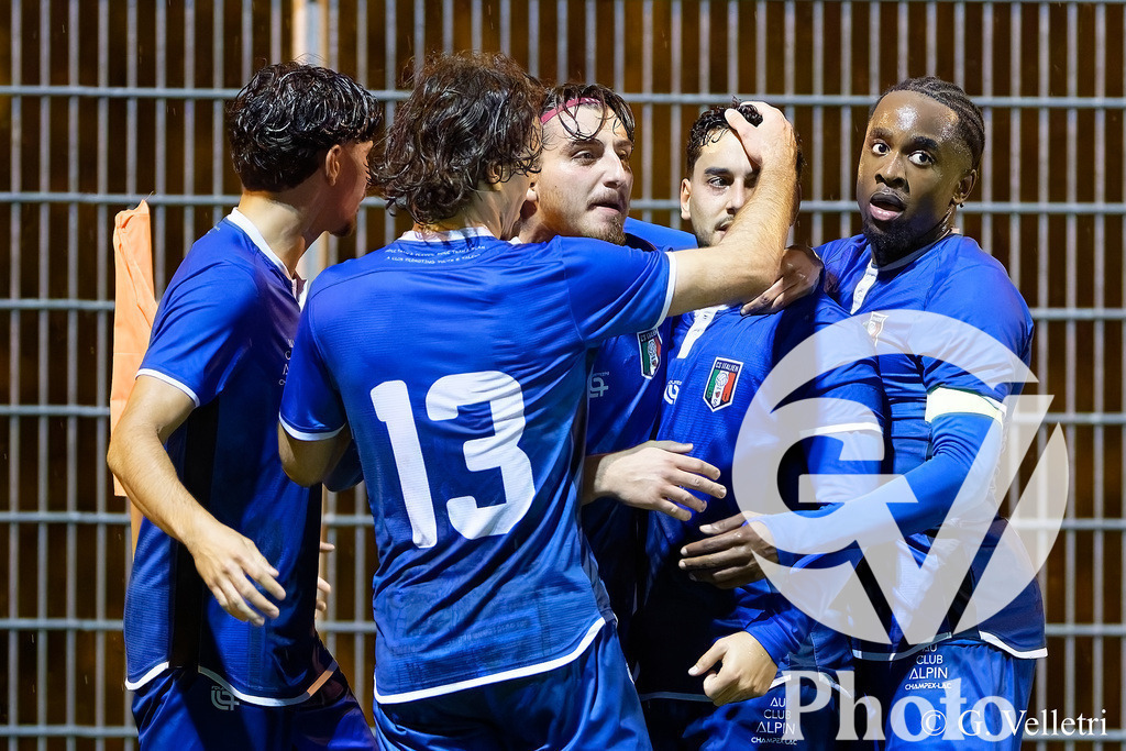2eme ligue - CS Italien - USI Azzurri | Alessio Russo (27 CS Italien) célèbre avec ces coéquipiers après avoir marqué le second but de son équipe durant le match de 2eme ligue entre CS Italien et USI Azzurri au Stade du Bois-de-la-Bâtie à Petit-Lancy, Suisse