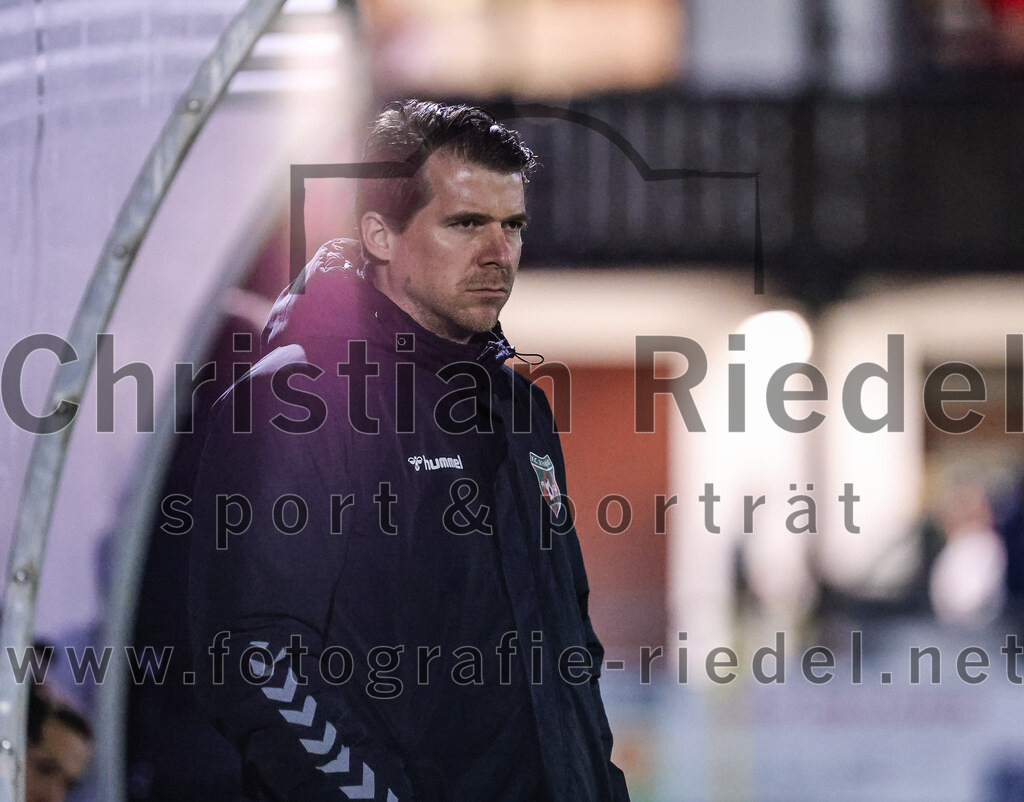 2024-03-15_044_FC_Schwaig_gegen_1_FC_Garmisch-Partenkirchen | Oberding, Deutschland, 15.03.2024:
Fußball, Landesliga Südost 2023 / 2024, 25. Spieltag, FC Schwaig gegen 1. FC Garmisch-Partenkirchen, Endergebnis: 4:0

Trainer Benjamin Held (FC Schwaig)

Foto: Christian Riedel / fotografie-riedel.net