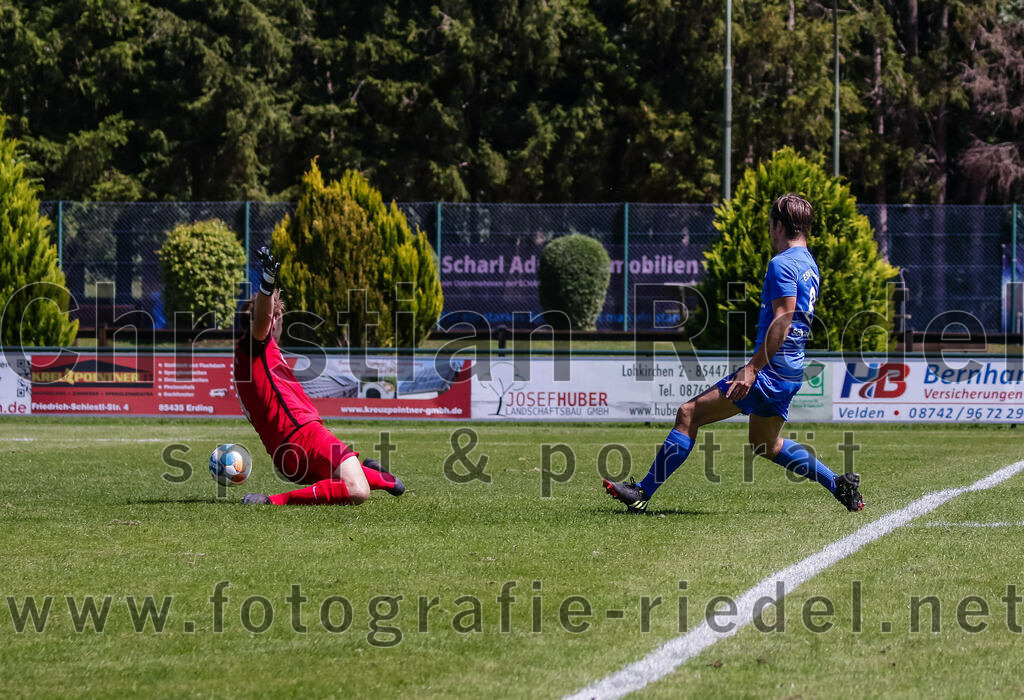 2023-08-12_012_FC_Langengeisling_gegen_ESV_Freilassing | Erding, Deutschland, 12.08.2023:
Fußball, Bezirksliga Oberbayern Ost 2023 / 2024, 4. Spieltag, FC Langengeisling gegen ESV Freilassing, Endergebnis: 2:1

Torwart Christian Bernhardt (FC Langengeisling, #1), Marco Schmitzberger (ESV Freilassing, #8)

Foto: Christian Riedel / fotografie-riedel.net