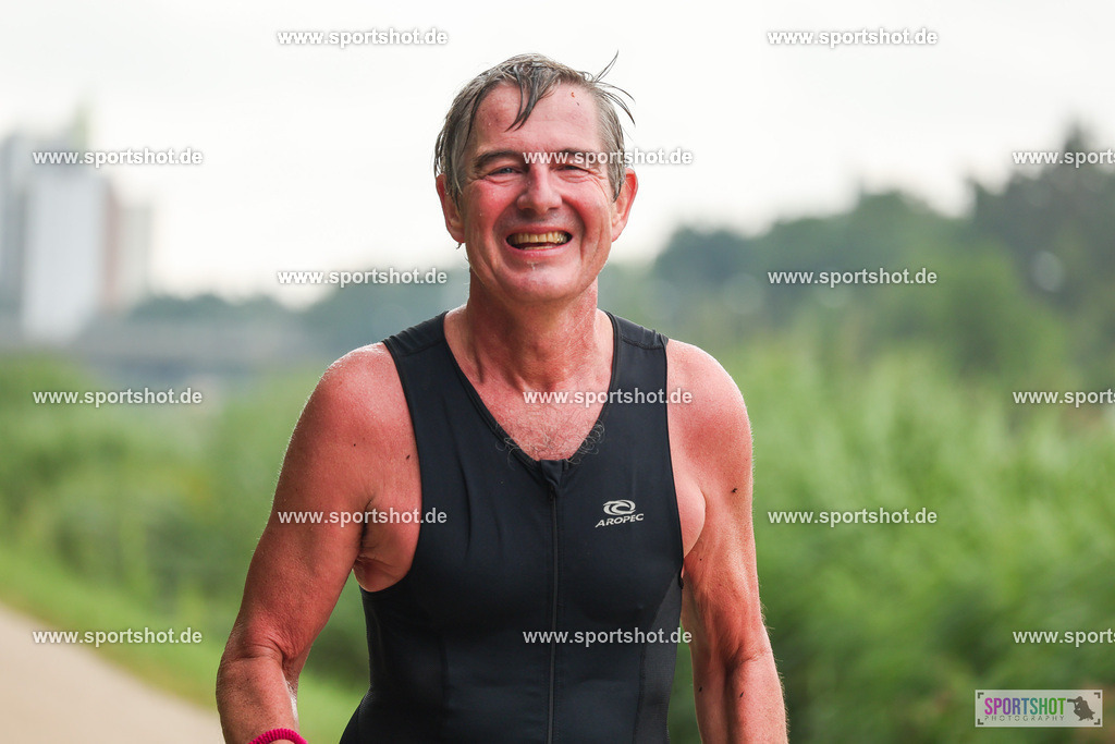 LUR_1881 | 34. M-net Erlanger Triathlon 2025 #erlangertriathlon  #mnettriathlon2025 #mnettriathlon #team #olympischedistanz #mitteldistanz #triathlon #maindonaukanal  #erlangertriathlon2025 #yourpictrs #tv1848 #tv1848erlangen  #triathlonbayern #sportinerlangen #demsportverbunden #sportshot_your_pictrs Copyright: www.sportshot.de