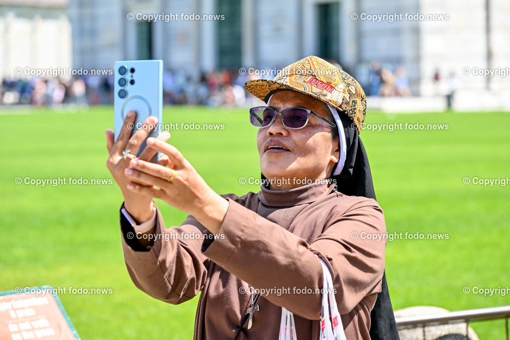 Italien_ Toscana_ Pisa_ 28.05.2024-57 | 28.05.2024, Italien, ITA, Toskana, Pisa im Bild Stadtansichten, Gebäude, Architektur, Touristen, Historisch, Souvenier, Turm, Dom, Piazza, schief


Pisa ist eine Stadt in Italien, gelegen in der Toskana am Arno. Wahrzeichen ist der als Schiefer Turm von Pisa bekannte Campanile des Doms auf der Piazza dei Miracoli im Norden des Stadtzentrums. 
Quelle: Wikipedia
