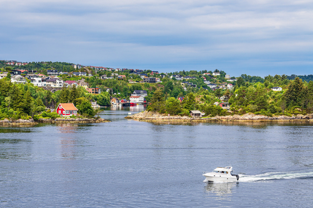 Nordseeküste mit Boot nahe Bergen in Norwegen | Nordseeküste mit Boot nahe Bergen in Norwegen.