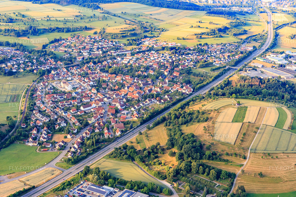 Luftbild: Ortsansicht aus Norden jenseits der B27 im Ortsteil Engstlatt in Balingen im Bundesland Baden-Württemberg in Deutschland. Foto: IMG_148884.jpg vom 28.06.2025 durch Werner Riehm/FLY-FOTO.de
