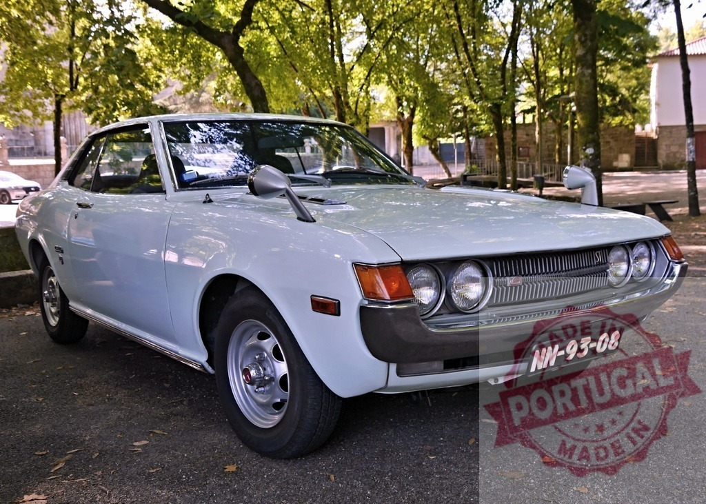 Toyota Celica sportscar parked under green trees | White vintage Toyota Celica coupe displaying classic design outdoors on a sunny day - Realisiert mit Pictrs.com