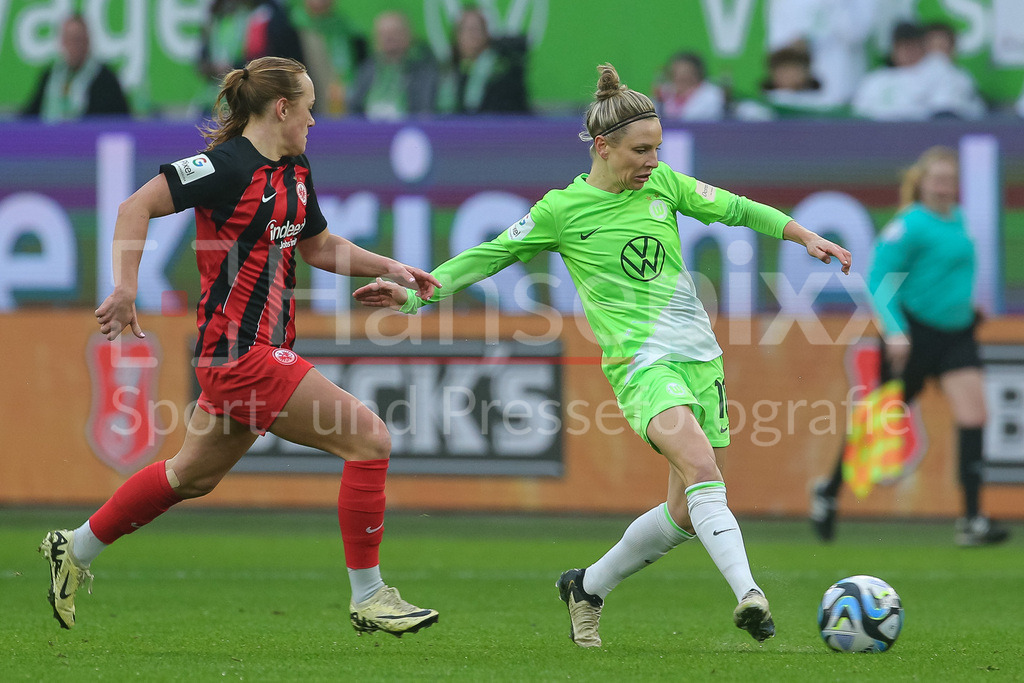 Fussball, Google Pixel Frauen-Bundesliga, VfL Wolfsburg - Eintracht Frankfurt | v.li.: Lisanne Gräwe (Eintracht Frankfurt, 8) und Svenja Huth (VfL Wolfsburg, 10) im Laufduell, Zweikampf, Duell, Dynamik, Aktion, Action, Spielszene, DIE DFB-RICHTLINIEN UNTERSAGEN JEGLICHE NUTZUNG VON FOTOS ALS SEQUENZBILDER UND/ODER VIDEOÄHNLICHE FOTOSTRECKEN. DFB REGULATIONS PROHIBIT ANY USE OF PHOTOGRAPHS AS IMAGE SEQUENCES AND/OR QUASI-VIDEO.