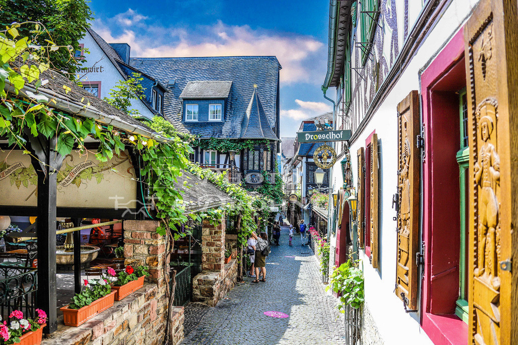 Rüdesheim-10 | Die Drosselgasse ist die bekannteste Gasse in Deutschland. Soie ist berühmt für Ihre vielen Weinlokale und Tanzlokale. - Realisiert mit Pictrs.com