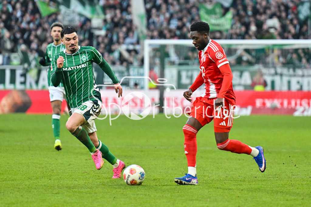 SV Werder Bremen - FC Bayern München | BREMEN, GERMANY - 14. FEBRUARY: im duell Cameron PUERTAS CASTRO (SV Werder Bremen 18) und Alphonso DAVIES (FC Bayern Munich 19) während dem Bundesligamatch zwischen dem SV Werder Bremen und dem FC Bayern München am 22. Spieltag im Weserstadion / DFL REGULATIONS PROHIBIT ANY USE OF PHOTOGRAPHS AS IMAGE SEQUENCES AND/OR QUASI-VIDEO