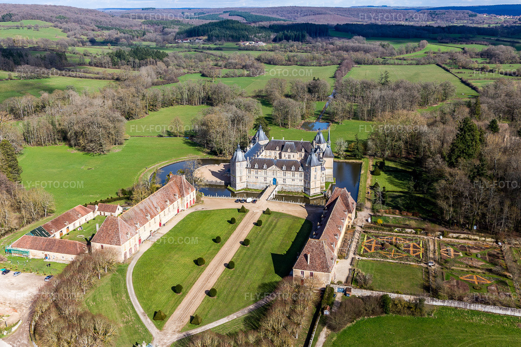 Aerial view: Buildings and castle park facilities of the moated castle Sully in Sully in the state Saone et Loire, France. – Photo: IMG_105452.jpg taken on 04/01/2018 by Werner Riehm/FLY-FOTO.com – Resolution of the original: 5442 x 3628 px