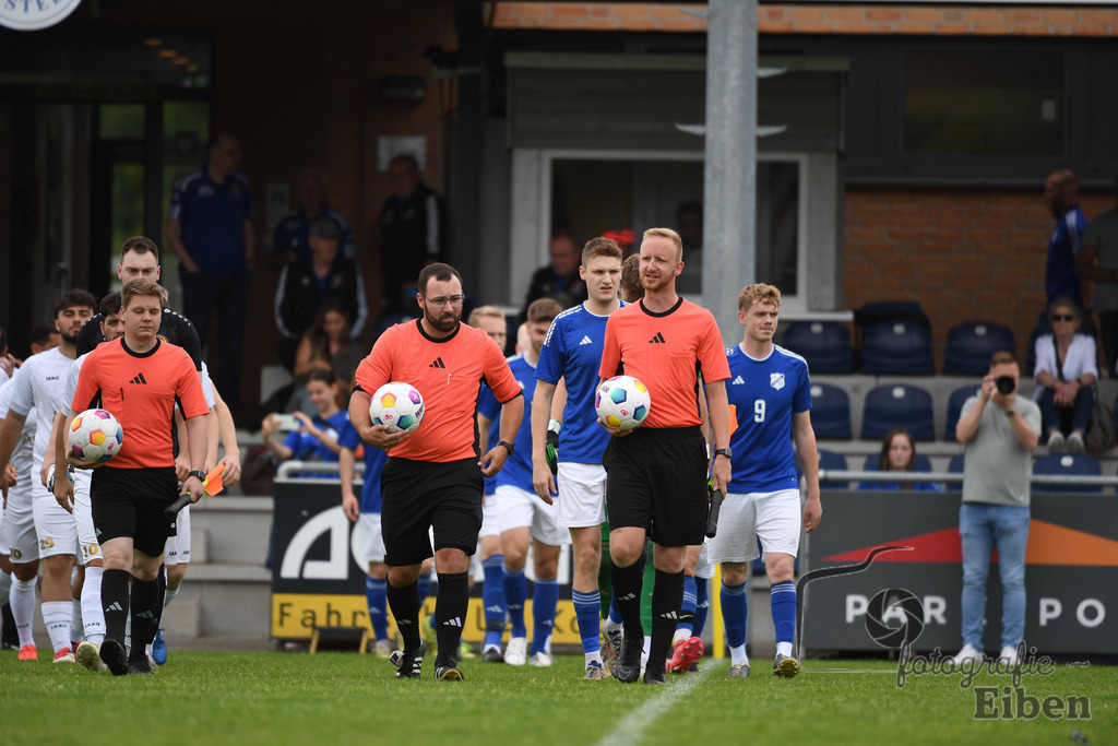 1. FC Nordenham-SV GOTANO | Kreispokal Finale Jade-Weser-Hunte 1. Mannschaften; 1.FC Nordenham (weiß)-SV GOTANO (blau) am 15.06.2025 in Rastede (Sportanlage Köttersweg), Photo: Philip Eiben 2025 - Realisiert mit Pictrs.com