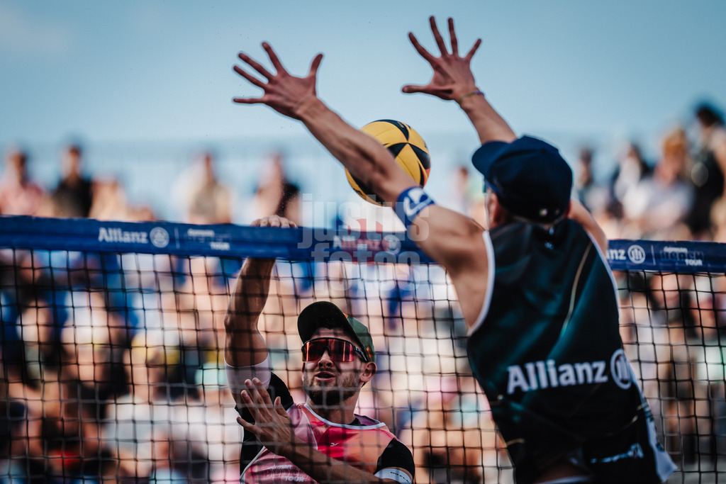 Beachvolleyball | Männer | Deutsche Meisterschaften 2025 Timmendorfer Strand | 05.09.2025 | v.l. Benedikt Sagstetter beim Angriff gegen Momme Lorenz