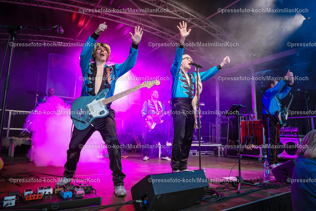 Due22062488063 | 22.06.2024, Düsseldorf, Konzert Porno Al Forno, HEUKING Mittsommer-Renntag - Die düsseldorfer Pop-Band performt bei ihrem Konzert auf der Rennbahn Grafenberg und begeistert die zahlreichen Fans