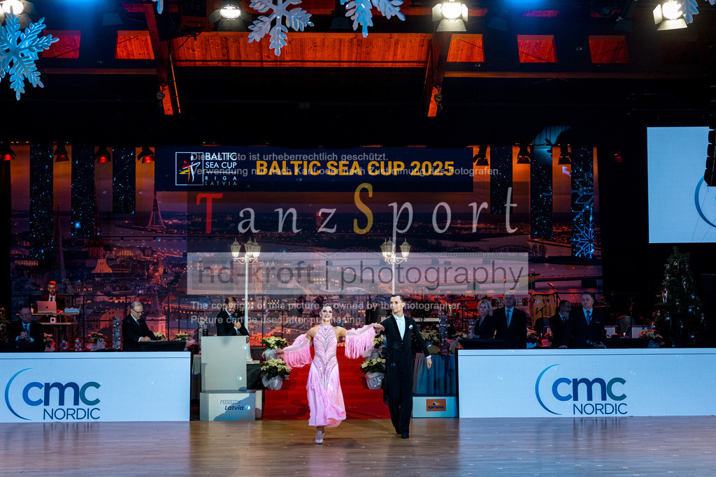 20251212_WDSF_World_Ch_Cup_RS-Std_1449-2 | Tanzsportbilder, Standardtanz, Lateintanz, WDSF, DTV, LTVB, dancecomp, goc, hessen tanzt, blaues band der spree, walzer, tango, wiener walzer, slowfox, quickstepp, samba, rumba, cha-cha-cha, paso doble. jive, hd-kroft photography, turniertanzsport