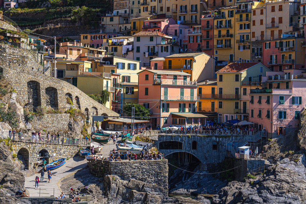 Häuser und Felsen in Manarola an der Mittelmeerküste in Italien | Häuser und Felsen in Manarola an der Mittelmeerküste in Italien.