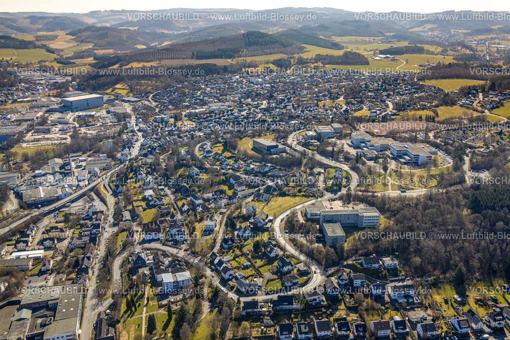 Sundern250304565 | Luftbild, Ortsansicht Wohngebiet, Realschule, Städtisches Gymnasium und Hauptschule mit Sportplatz, Hügellandschaft Sundern, Sauerland, Nordrhein-Westfalen, Deutschland