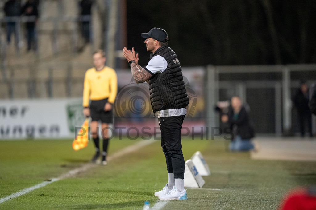 SG Sonnenhof Grossaspach vs. SSV Ulm 1846 Fussball, Fussball, WFV-Pokal, Viertelfinale, 01.04.2026 | Pascal Reinhardt (Trainer SG Sonnenhof Großaspach) feuert seine Truppe an,SG Sonnenhof Grossaspach vs. SSV Ulm 1846 Fussball, Fussball, WFV-Pokal, Viertelfinale, 01.04.2026