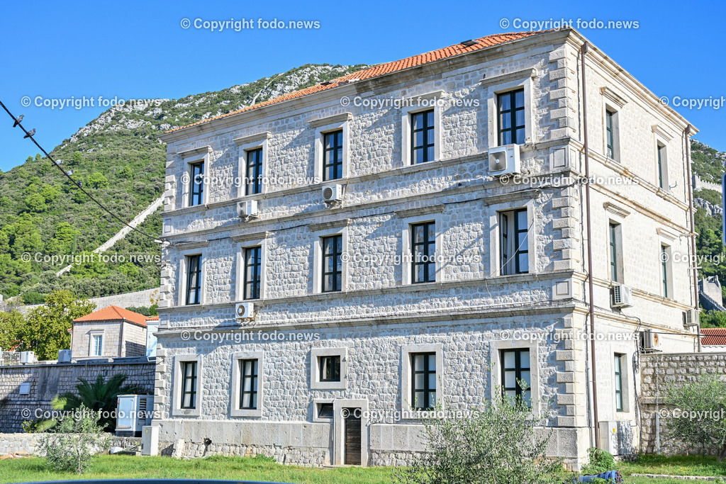 Kroatien_ Ston_ 12.10.2023-30 | 12.10.2023, Kroatien, HRV, Ston im Bild Stadtansichten, Gebauede, Mauer, Gastronomie, Tourismus, Touristen, Sehenswuerdigkeiten

Ston ist eine Kleinstadt auf der Halbinsel Pelješac im Sueden Kroatiens. Sie gehoert zur Gespanschaft Dubrovnik-Neretva. Die Befestigungen um die Stadt kontrollierten den Zugang zum Pelješac.