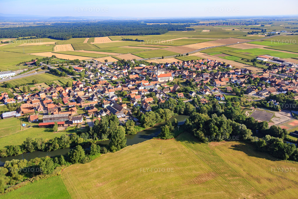 Luftbild: Dorfansicht aus Süden jenseits der Ill in Sermersheim im Bundesland Bas-Rhin in Frankreich. – Foto: IMG_093247.jpg vom 16.08.2016 durch Werner Riehm/FLY-FOTO.de – Auflösung des Originals: 5472 x 3648 px