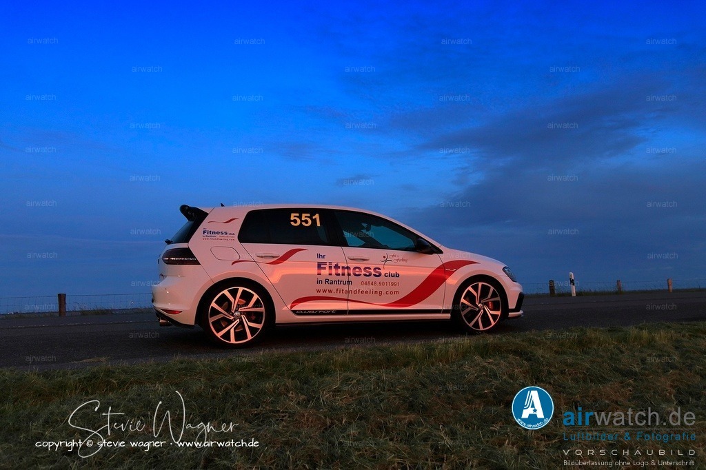 Golf GTI Clubsport - Die Clubsport-Modelle der 7. Generation (2016–2017) | Der VW Golf 7 GTI Clubsport (Mk7) basiert auf der GTI Performance und verfügt über einen 2,0-Liter-TSI-Vierzylindermotor mit Turboaufladung, der serienmäßig 195 kW (265 PS) und 350 Nm Drehmoment liefert.  Ein wichtiges technisches Highlight ist der 10-Sekunden-Overboost, der die Leistung kurzfristig auf 214 kW (290 PS) und das Drehmoment auf 380 Nm (entspricht 280 lb·ft) erhöht.
