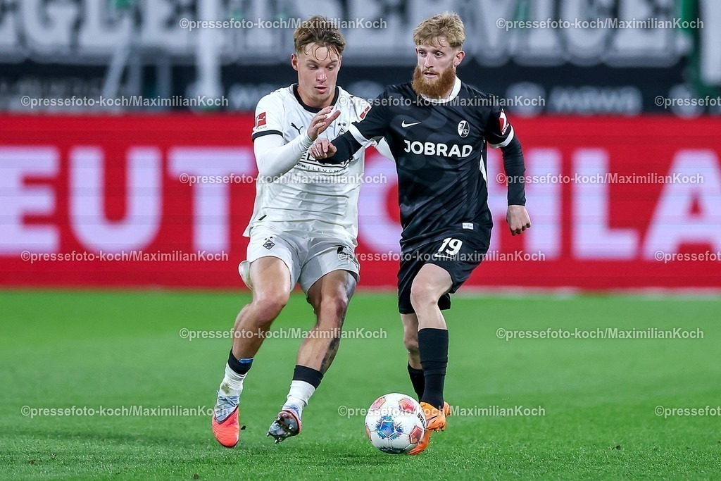 BMG05102501077 | 05.10.2025, Fußball, Borussia Mönchengladbach - SC Freiburg, 1. Fußball Bundesliga, Borussia-Park, Saison 2025 2026: Luca Netz&nbsp;(Borussia Mönchengladbach #20) im Zweikampf gegen  Niklas Beste&nbsp;(SC Freiburg #19)  DFB regulations prohibit any use of photographs as image sequences and or quasi-video.