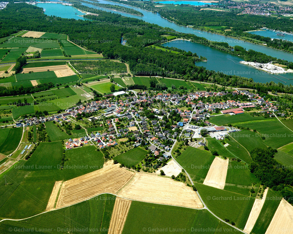 2696152 | HELMLINGEN 18.07.2006 Landwirtschaftliche Nutzflächen und Feldgrenzen  umsäumen das Siedlungsgebiet des Dorfes in Helmlingen im Bundesland Baden-Württemberg, Deutschland // Agricultural land and field boundaries surround the settlement area of the village  in Helmlingen in the state Baden-Wuerttemberg, Germany Foto: Gerhard Launer