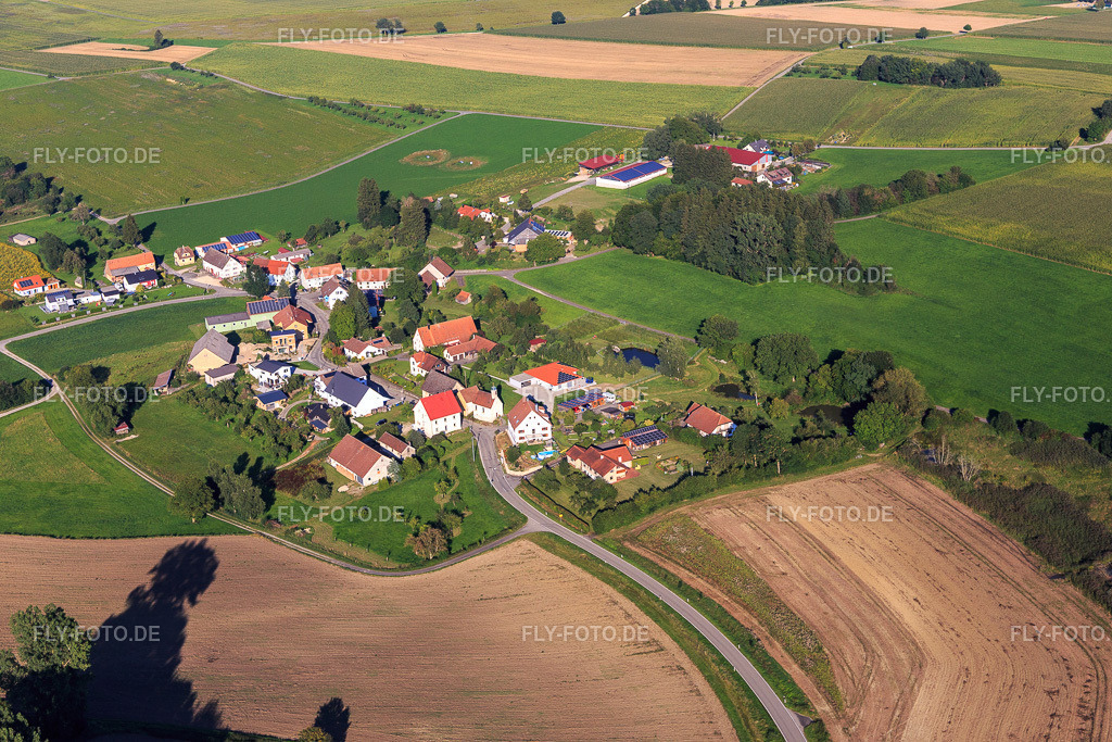 Ortsansicht von Südwesten | Luftbild: Ortsansicht von Südwesten im Ortsteil Aderzhofen in Uttenweiler im Bundesland Baden-Württemberg in Deutschland. Foto: IMG_128803.jpg vom 03.09.2021 durch Werner Riehm/FLY-FOTO.de - Realisiert mit Pictrs.com
