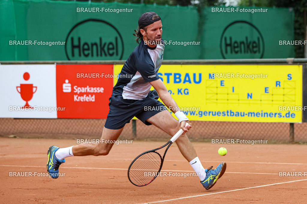 HTC Blau-Weiß Krefeld - LTTC Rot-Weiß Berlin  | Krefeld, Deutschland 21.07.2023, Gero Kretschmer (HTC Blau-Weiß Krefeld) gegen Nino Ehrenschneider (LTTC Rot-Weiss Berlin) ,

bei der 2. Tennis Bundesliga Nord Begegnung zwischen HTC Blau-Weiß Krefeld und LTTC Rot-Weiß Berlin am 21.07.2023 in Krefeld.

(Foto: BRAUER-Fotoagentur)
 
