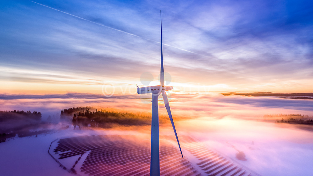 Windrad bei Hirschfeld zum Sonnenuntergang | Luftbilder, Drohnenbilder, Oberfranken, Bayern, Kronach, Lichtenfels, Kulmbach, Thüringen, Frankenwald, Thüringerwald - Realisiert mit Pictrs.com