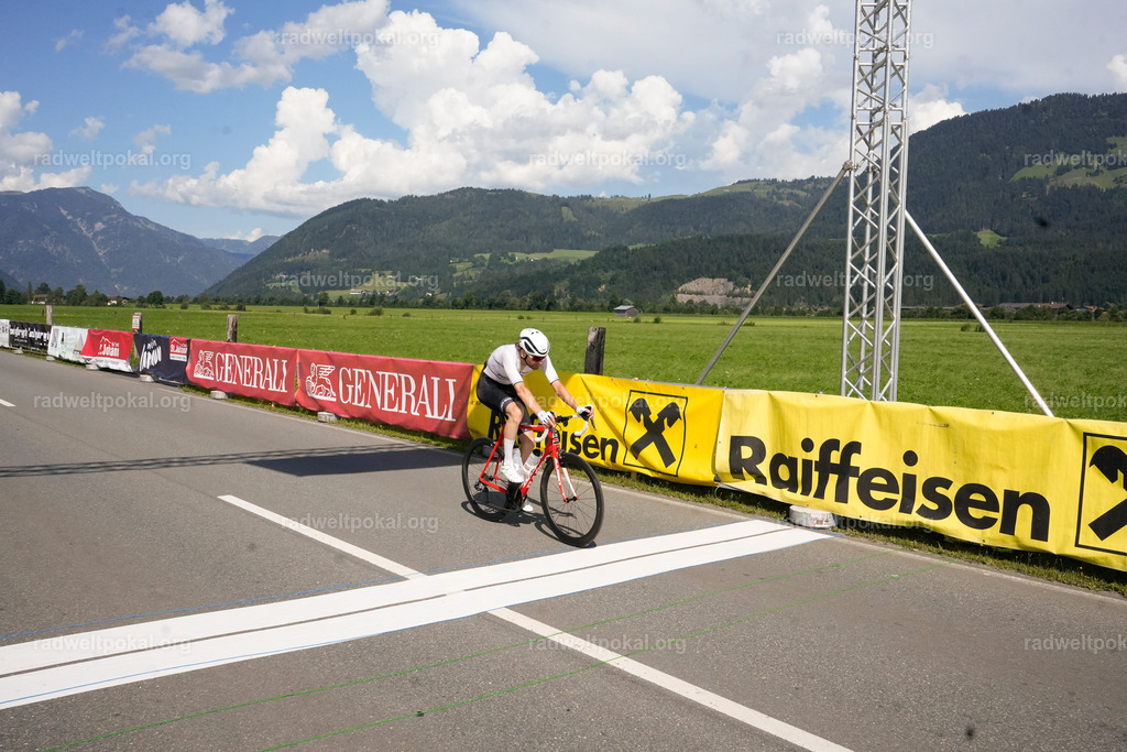944_20230817_Bewerb_Maenner_Muehlanger | AUT - OESTERREICH, 2023-08-16: SPORT RENNRAD-FAHREN - 55. INTERNATIONALER RADWELTPOKAL IN ST. JOHANN IN TIROL  - Vintage-Radrennen mit WM-Bronze-Medaillen-Siegerin Christina Schweinberger, den Teilnehmer und Alexander Baumann (vom Orginastions-Team) - TAG 2 BEWERB MAENNER IN SECHS GRUPPEN  ; Foto: Roland Muehlanger