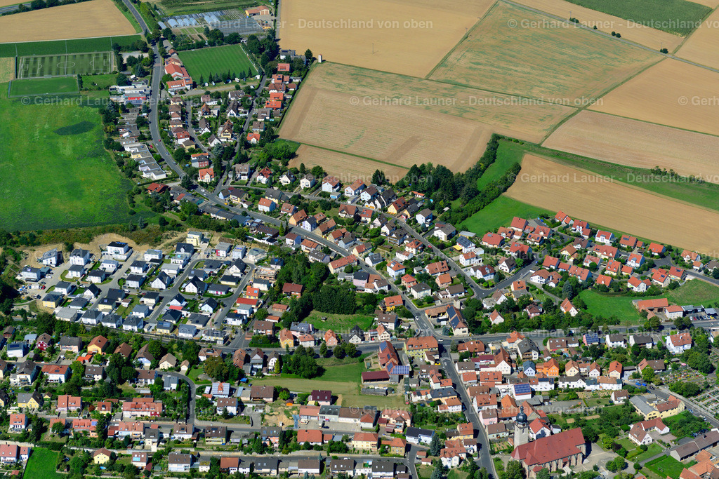 3650110 | ESTENFELD 31.08.2016 Wohngebiet einer Einfamilienhaus- Siedlung am Rande von landwirtschaftlichen Feldern in Estenfeld im Bundesland Bayern, Deutschland // Single-family residential area of settlement on the edge of agricultural fields in Estenfeld in the state Bavaria, Germany Foto: Gerhard Launer