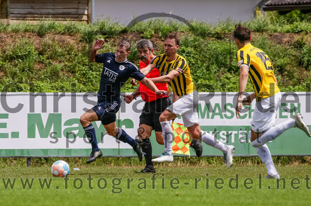 2023-07-29_107_FC_Moosinning_gegen_TuS_Raubling | Moosinning, Deutschland, 29.07.2023:
Fußball, Bezirksliga Oberbayern Ost 2023 / 2024, 1. Spieltag, FC Moosinning gegen TuS Raubling, Endergebnis: 0:7

Karl Schnurr (TuS Raubling, #9), Bastian Lanzinger (FC Moosinning, #6), Dennis Stauf (FC Moosinning, #15)

Foto: Christian Riedel / fotografie-riedel.net