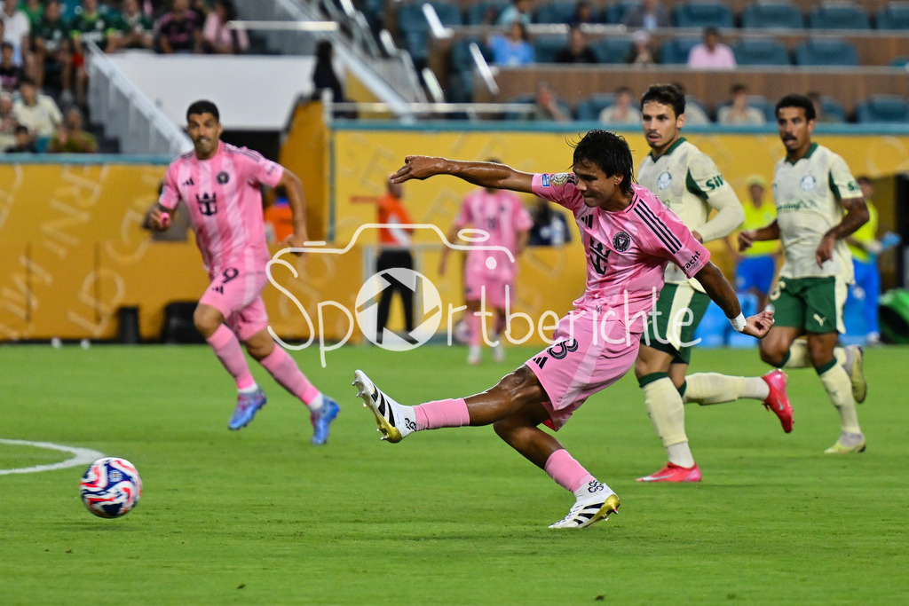 Inter Miami CF - Palmeiras Sao Paulo | Torschuss von Telasco SEGOVIA (Inter Miami 8) / FIFA Club World Cup: Inter Miami CF - Palmeiras Sao Paulo, Hard Rock Stadium am 23.06.2025 / NOT FOR SALE IN USA