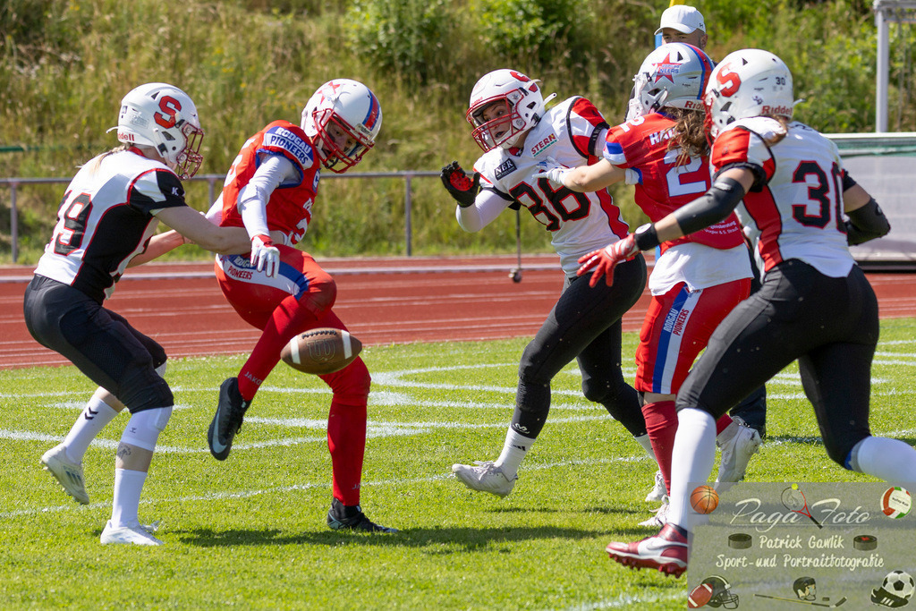 GFLW 1: German Football League Women 1: Rodgau Pioneers Ladies - Stuttgart Scorpions Sisters, 07.06.2026 | Jennifer Gerndt (Rodgau Pioneers Ladies #35) wird beim Punt von Maren Gruber (Stuttgart Scorpions Sisters #19) gehindert, Angela Daniela Luzia Kächle (Stuttgart Scorpions Sisters #86) &amp; Maria Schubert (Stuttgart Scorpions Sisters #30) &amp; Fabienne Kämmerer (Rodgau Pioneers Ladies #26), , Rodgau Pioneers Ladies - Stuttgart Scorpions Sisters, Rodgau, Maingau-Energie-Stadion "Am Weichsee", 7.6.2026 - Realisiert mit Pictrs.com