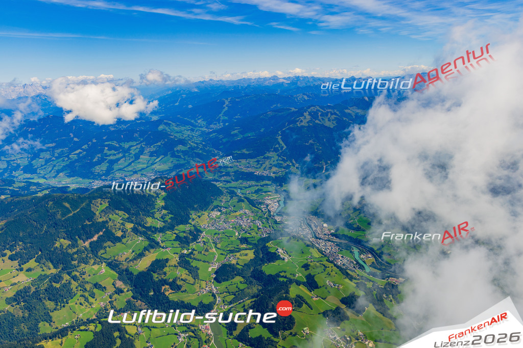Luftaufnahme der Stadt Sankt Veit im Pongau - Die Luftaufnahme wurde 2025 vom UL-Flugzeug heraus erstellt ( keine Drohne ) - Hochauflösende Luftaufnahme - für professionelle Ausdrucke geeignet. Die Geschenkidee !Mit Lizenz und Bildrechte bestellbar