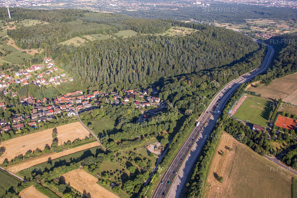 Luftbild: Autobahn- Streckenverlauf der BAB A8 bei im Ortsteil Grünwettersbach in Karlsruhe im Bundesland Baden-Württemberg in Deutschland.Foto: IMG_083962.jpg vom 26.07.2015 durch Werner Riehm/FLY-FOTO.deAuflösung des Originals: 5472 x 3648 px