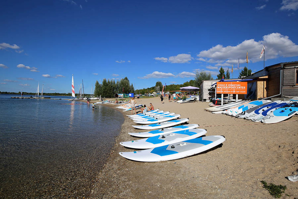 Schladitzer See - All-on-Sea Sport Resort | Entdecke über 20 Kategorien Leipzig-Motive: Foto-Downloads, hochwertige Poster, Leinwand- & Fine-Art-Prints. Jetzt Lieblingsfoto im Bildlexikon Leipzig Shop bestellen!