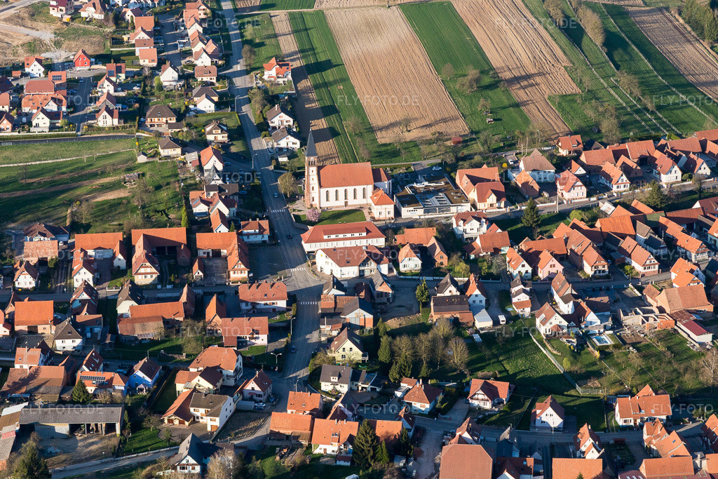 Luftbild: Kirchengebäude im Dorfkern in Aschbach im Bundesland Bas-Rhin in Frankreich.Foto: IMG_097812.jpg vom 27.03.2017 durch Werner Riehm/FLY-FOTO.deAuflösung des Originals: 5472 x 3648 px